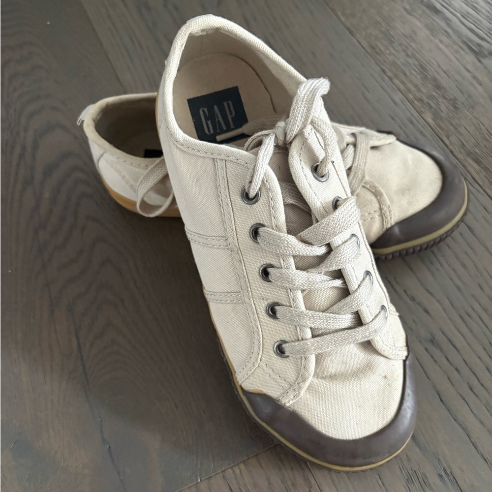 Gap boys beige runners sz 3 Excellent condition worn once